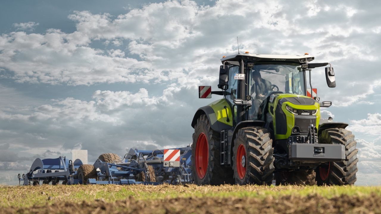 Descubra a nova linha de tratores Claas Axion 8 Cmatic. Com até 313 cavalos, conectividade digital e automação, a série redefine a produtividade agrícola.