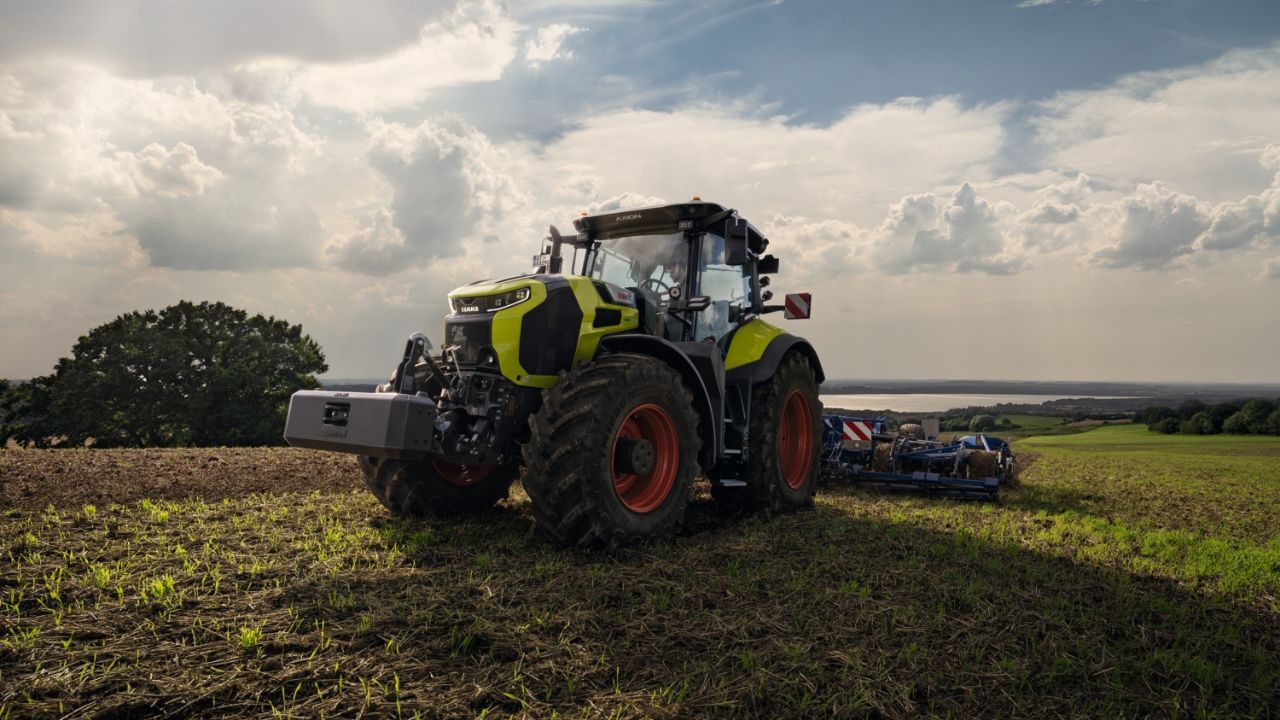 Descubra a nova linha de tratores Claas Axion 8 Cmatic. Com até 313 cavalos, conectividade digital e automação, a série redefine a produtividade agrícola.