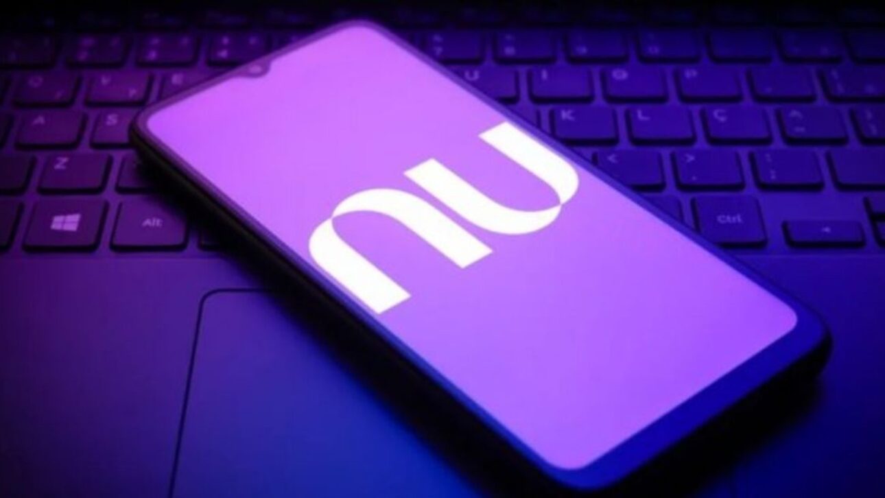 Choque para os clientes do Nubank: a era da HBO Max "de graça" está com os dias contados, novos assinantes já entram pagando e quem tem Ultravioleta ou Nubank+ vai desembolsar R$ 4,90 por mês quando a gratuidade acabar