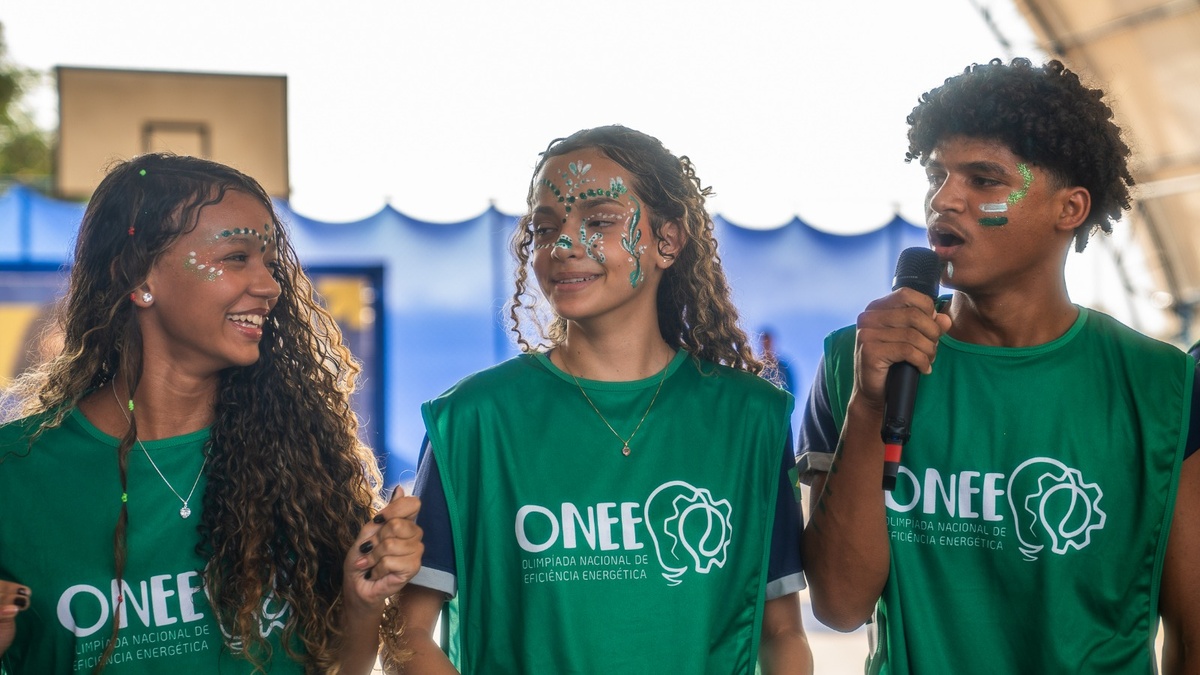 Estudantes participam da Olimpíada Nacional de Eficiência Energética 2026 em atividade escolar sobre consumo consciente de energia.