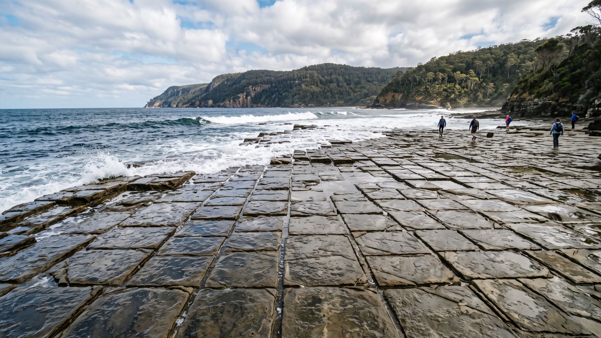 O pavimento tesselado de Eaglehawk Neck, na Tasmânia, parece obra humana, mas surgiu por fraturas na rocha e erosão do mar ao longo de eras.