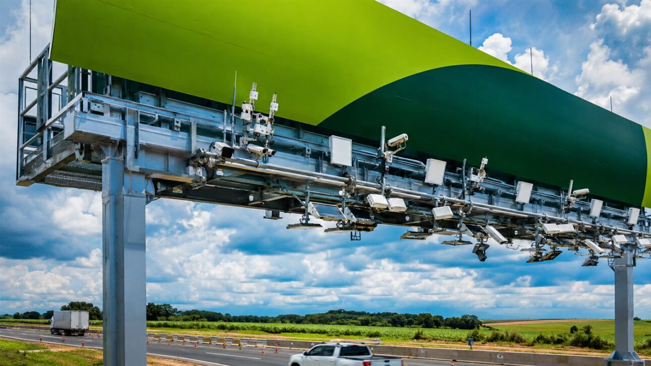 Câmeras e sensores no pórtico eletrônico leem os veículos que passam na rodovia.