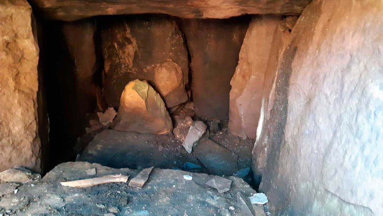 pedra-deslocada-revelou-uma-câmara-que-não-aparecia-na-paisagem