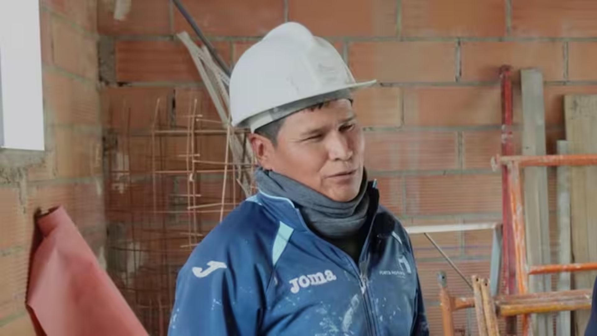Pedreiro latino-americano trabalha em obra na Espanha e representa o crescimento da demanda por profissionais da construção civil.