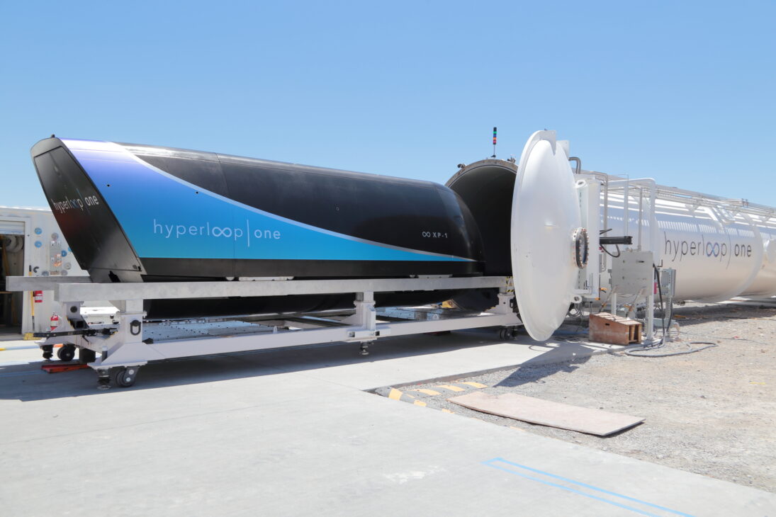 Hyperloop prometia cápsulas a quase 1.220 km/h em tubos de baixa pressão, mas Hyperloop One fechou após testes, atrasos e falta de escala comercial.