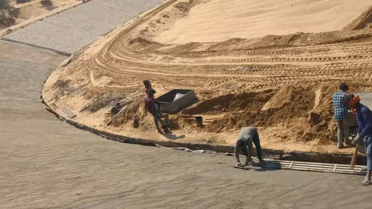 Trabalhadores atuam na borda do reservatório artificial construído em Jaisalmer, no Deserto de Thar, para armazenar água destinada a Jaisalmer e Barmer. Imagem: Times of India.