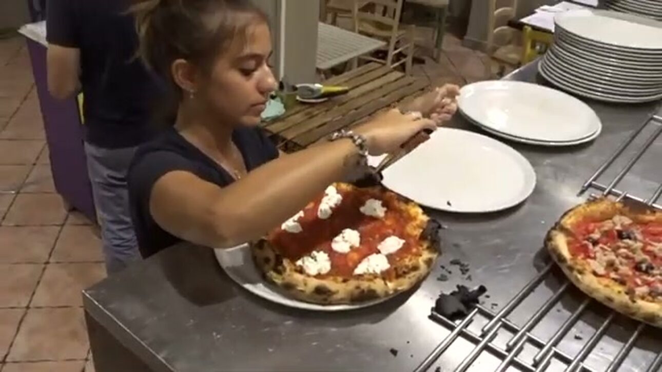 Pizzaiolo de 73 anos usa cubos de gelo para assar pizza com parmesão cremoso em São Roque; entenda a técnica italiana e a ciência por trás dela.