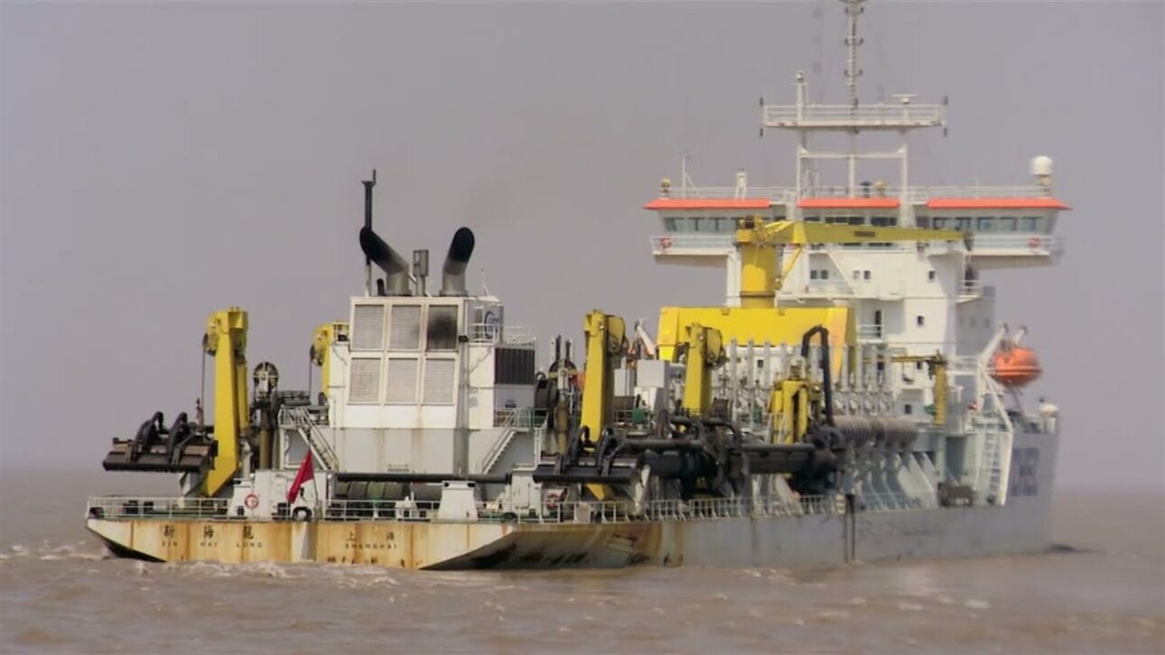 A draga que despejou o lodo para erguer a ilha artificial. Foto: Reprodução/YouTube Big Engineering.