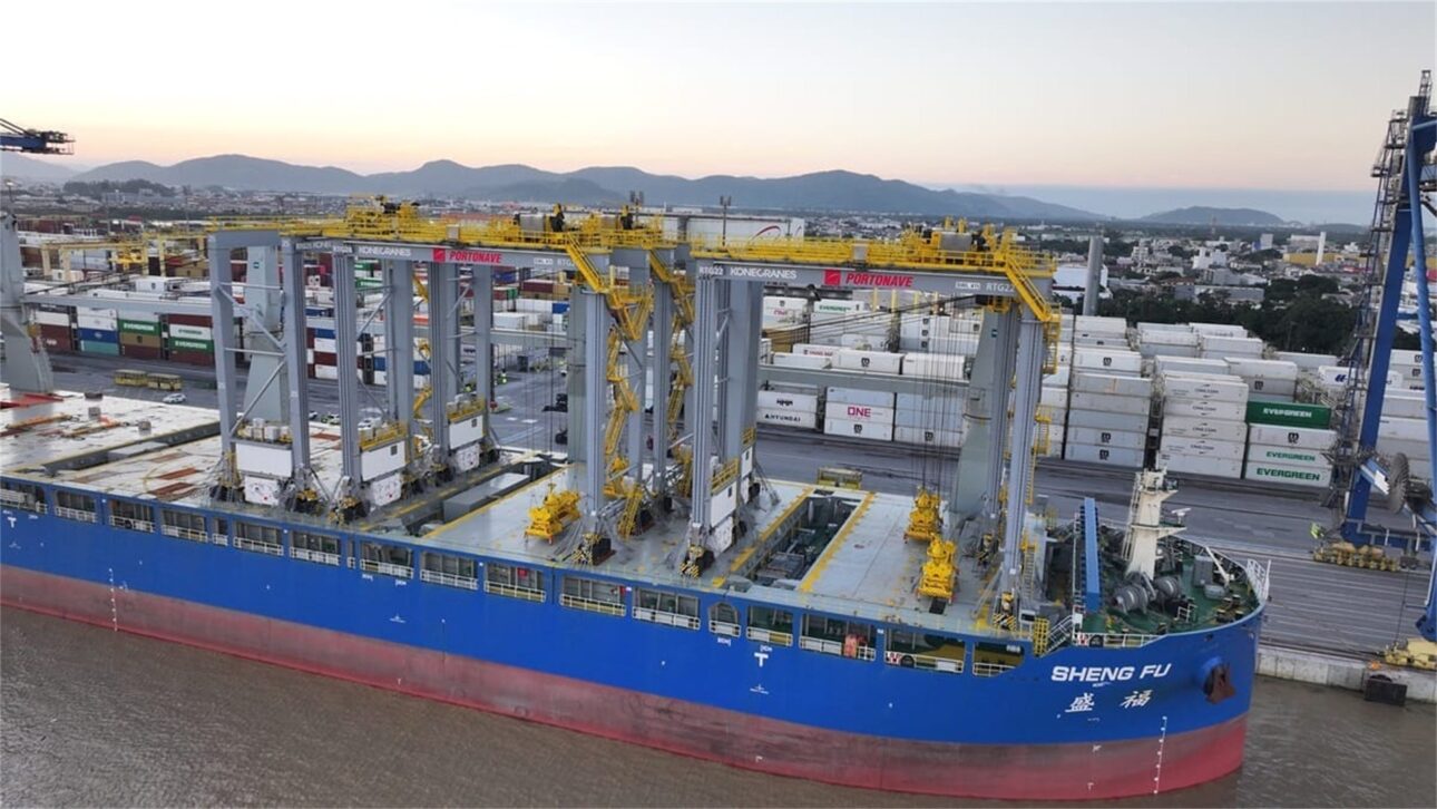 Um dos novos equipamentos e-RTG de 28 metros e 156 toneladas já posicionado no cais da Portonave, em Navegantes. (Foto: Divulgação/Portonave (via NSC Total))