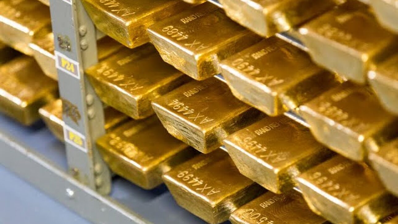 Num mundo de pagamentos digitais, por que um país guarda toneladas de metal precioso em cofres blindados? A resposta da Euronews é direta: quando tudo se torna incerto, o ouro é a única garantia, e é por isso que as reservas de ouro de Portugal seguem intocáveis, segundo a Euronews, em reportagem publicada em 21 de janeiro de 2026.