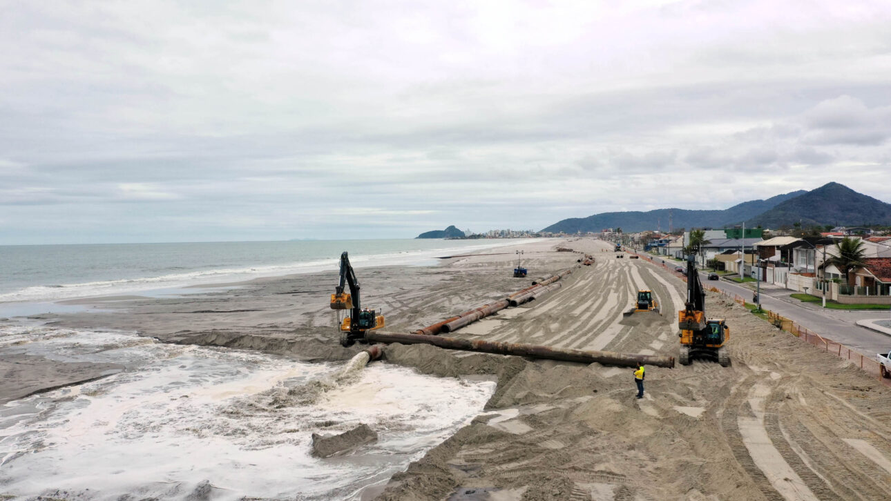 Obras da engorda da orla da praia de Matinhos, Paraná - O investimento é de quase R$ 315 milhões em um trecho de pouco mais de 6 km de extensão (da praia de Caiobá até o balneário Flórida)