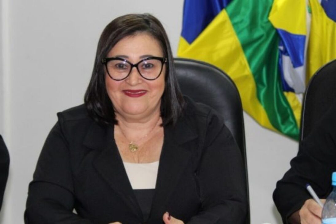Merendeira concursada em 1990 numa escola de Vilhena, ela estudou nas horas vagas, fez Pedagogia na Unir e virou professora e diretora da mesma rede municipal.