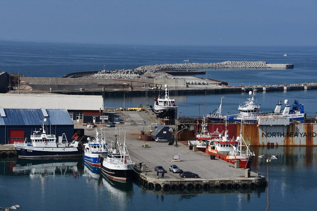 The Port of Hanstholm, on the Danish coast of the North Sea, protected by stone jetties and concrete blocks of the breakwater. Credit: Thomas Dahlstrøm Nielsen / CC BY-SA 4.0 (Wikimedia Commons).