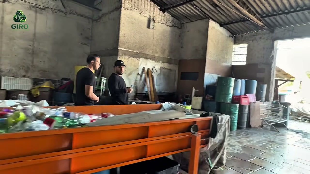 A esteira de separação e as prensas de um pátio de reciclagem de sucata, onde o material é triado antes de voltar à indústria. Crédito: Cleber Puerta (YouTube).