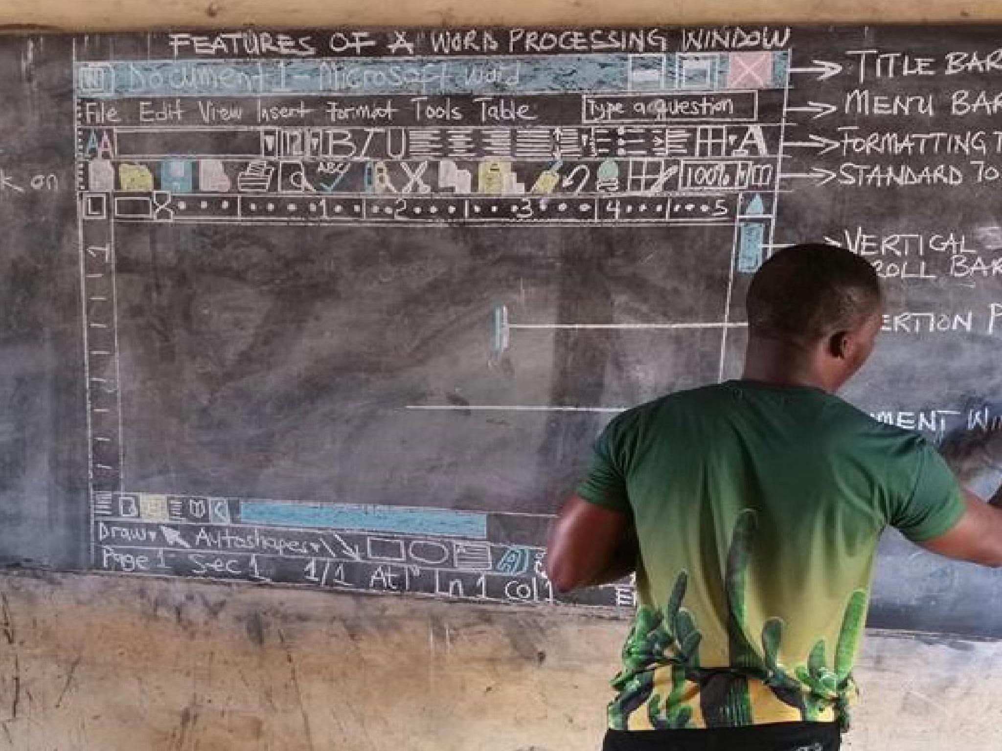 Richard Appiah Akoto ensinou Microsoft Word sem computador em Gana, desenhando a tela no quadro-negro até chamar atenção da Microsoft.