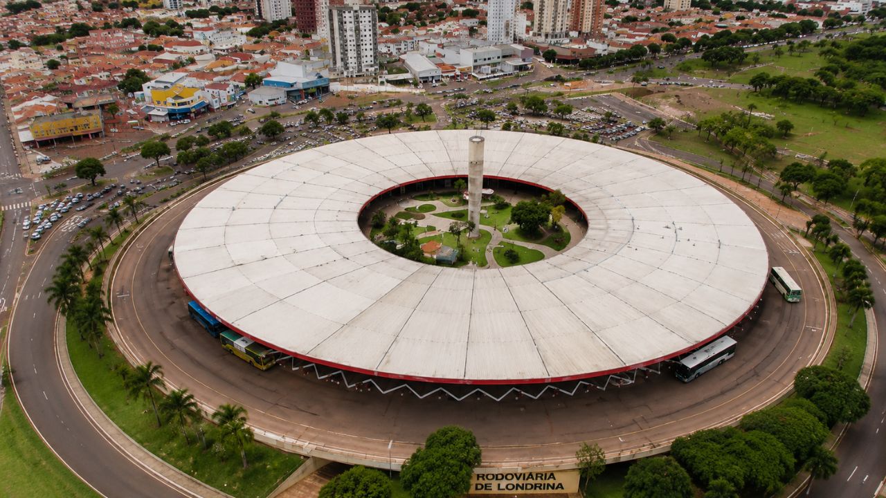Rodoviária de Londrina, projetada por Oscar Niemeyer, chama atenção pelo formato circular e por uma banca familiar com mais de 100 sabores de suco.