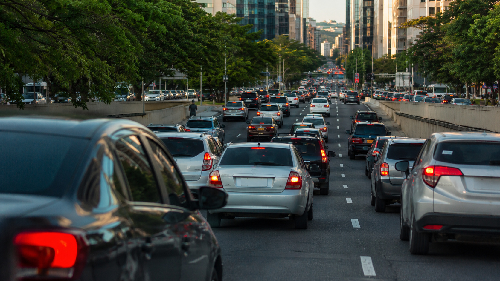 São Paulo mantém milhões de carros antigos nas ruas, e preços elevados ajudam a explicar por que a frota não se renova