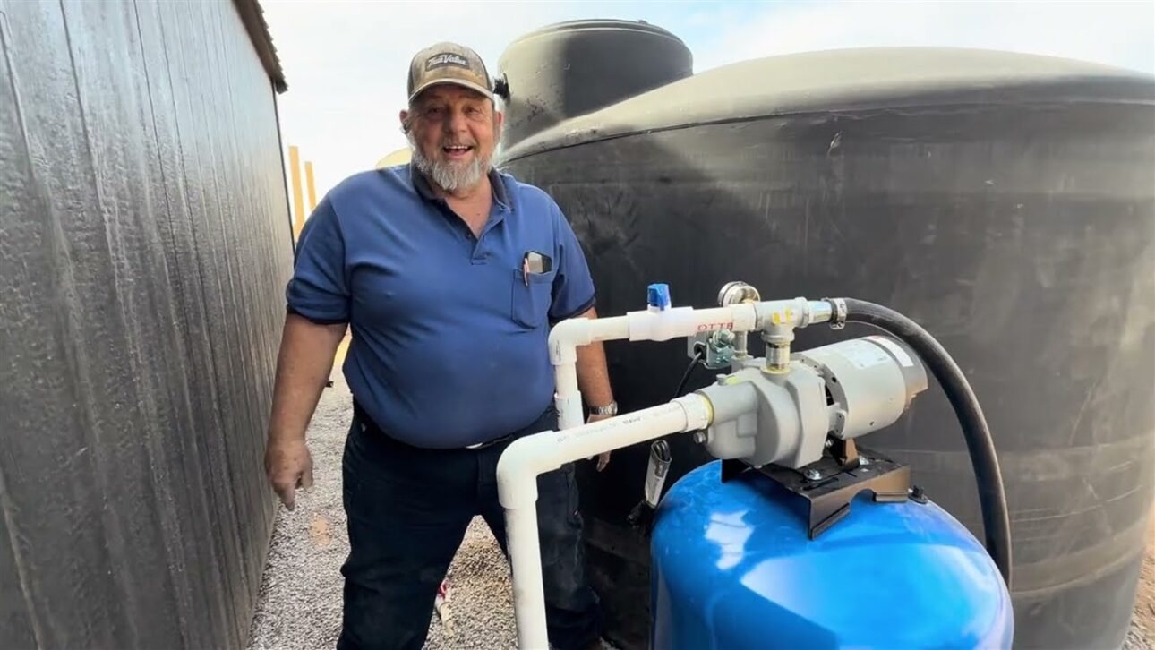 Sem grana para furar poço, família instala 5 mil galões em tanque de água fora da rede com bomba automática e sensor que corta em 30 PSI; veja