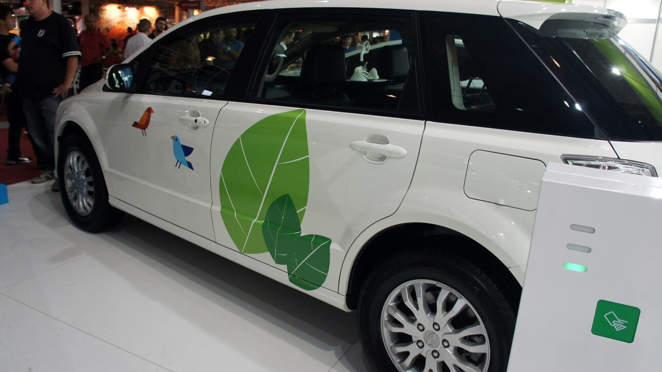 A BYD e6 electric car displayed at the Auto Show; such vehicles are part of the taxi fleet renewal. Photo: Wikimedia Commons.