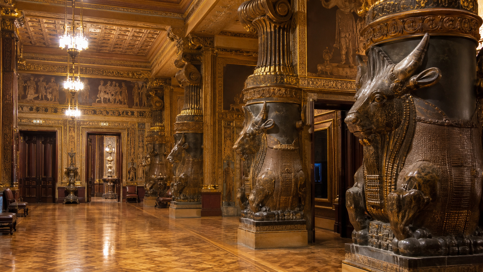 Salão inspirado na arquitetura do antigo Império Persa, com colunas monumentais, capitéis em formato de touros e elementos decorativos que remetem ao Salão Assyrio do Theatro Municipal do Rio de Janeiro.