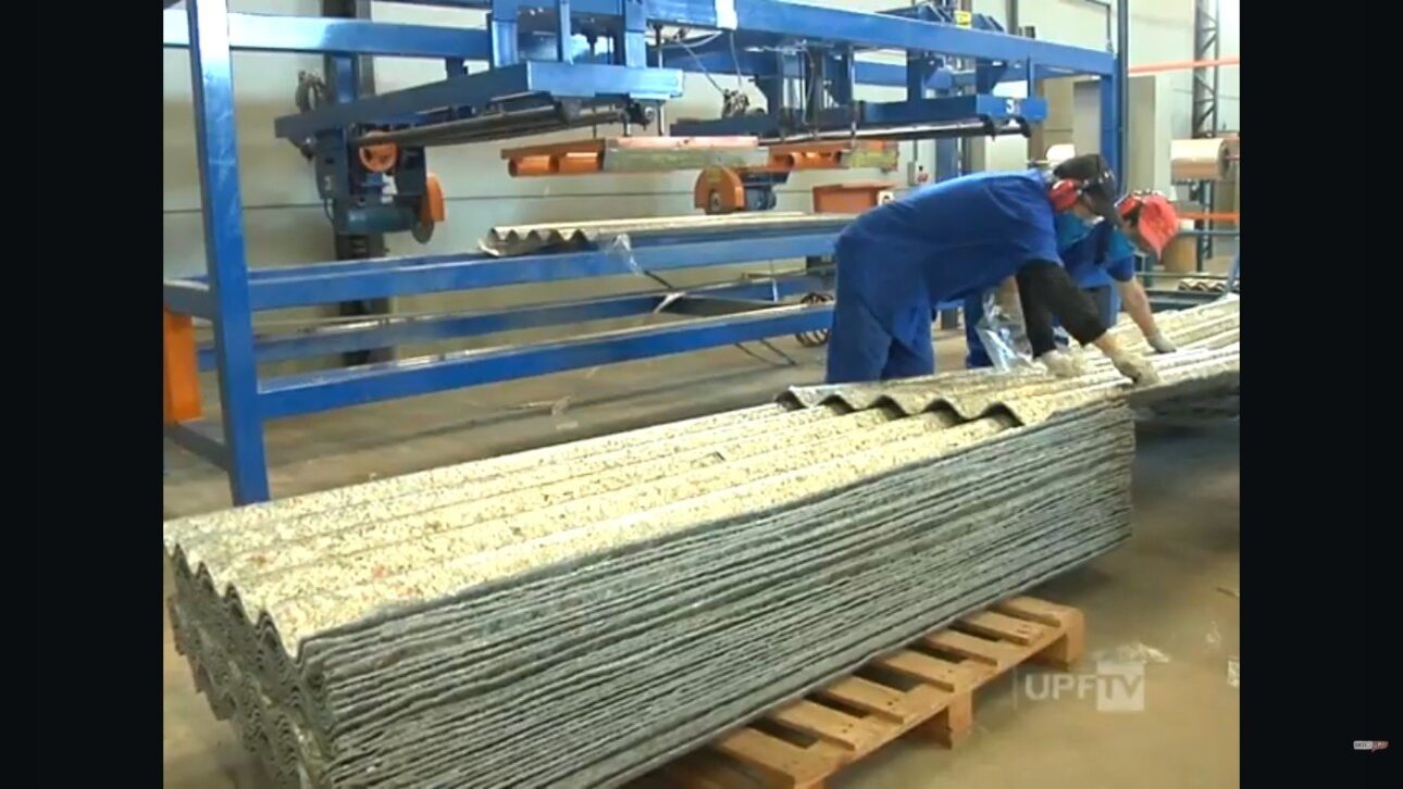 Operários empilham as telhas recicladas na linha de produção da fábrica. Foto: Reprodução/YouTube Rádio UPF.