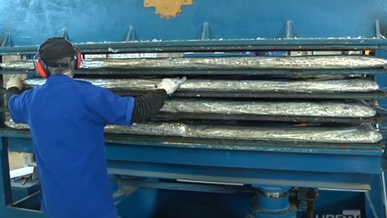 A prensa que molda as chapas do material reciclado na fábrica de Passo Fundo. Foto: Reprodução/YouTube Rádio UPF.