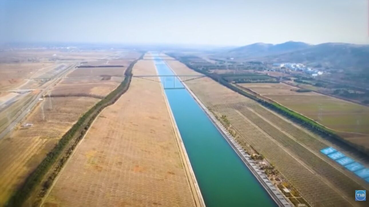 O canal aéreo da rota central cortando a lavoura seca do norte da China. Foto: Reprodução/YouTube The Impossible Build.