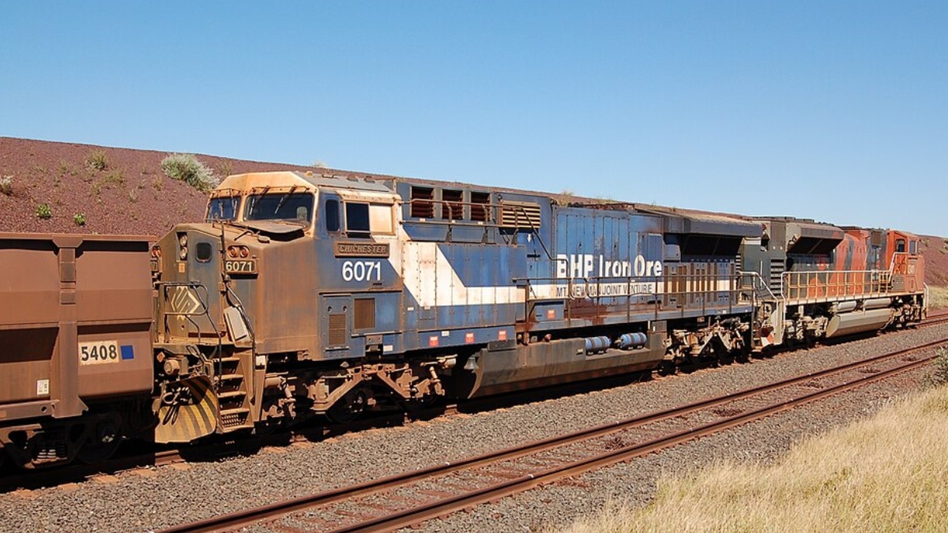 7 quilômetros de aço no deserto: o trem mais longo do mundo tem 682 vagões, pesa quase 100 mil toneladas e é controlado por um só maquinista, e nem a Índia conseguiu bater esse recorde de 2001