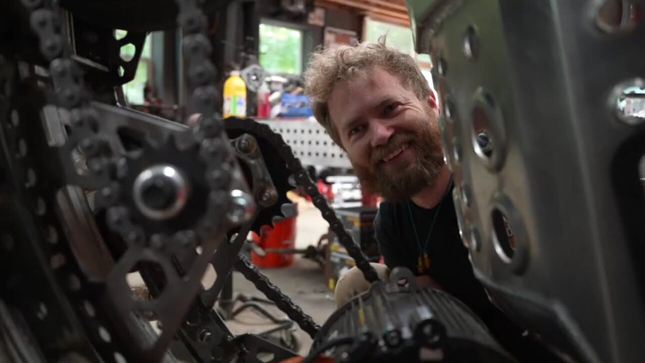 O motor elétrico e o sistema de corrente montados para tracionar a roda dianteira.
