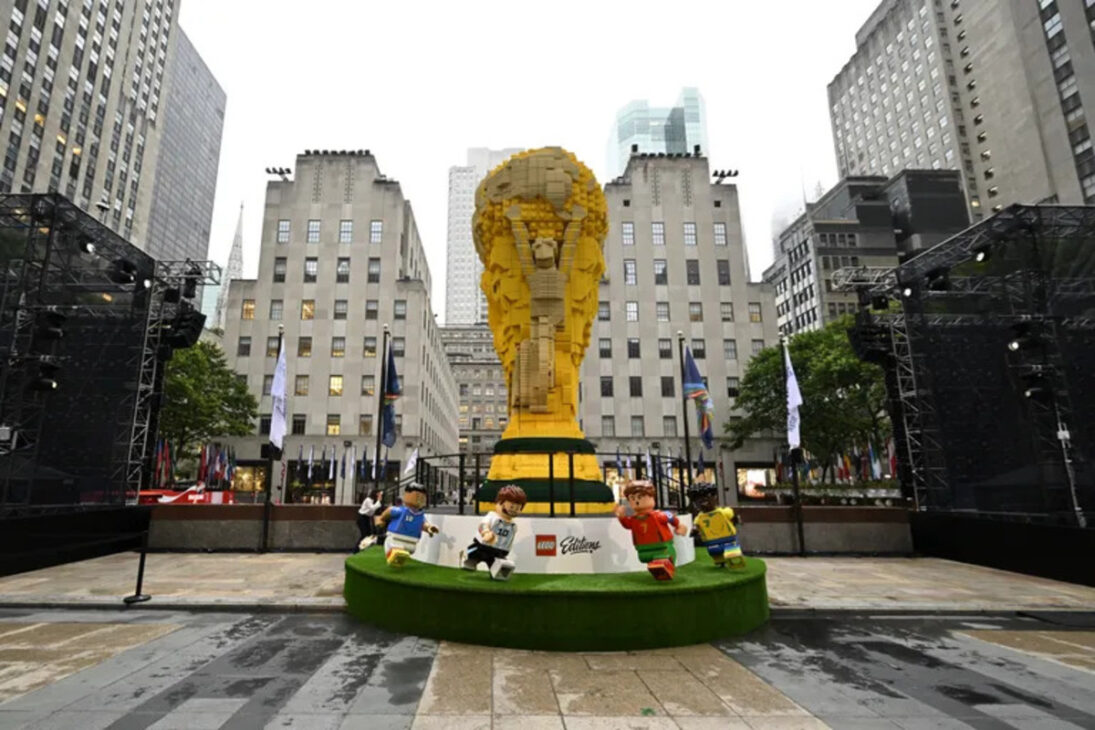 Réplica gigante do troféu da Copa construída com peças de Lego no Rockefeller Plaza, em Nova York.