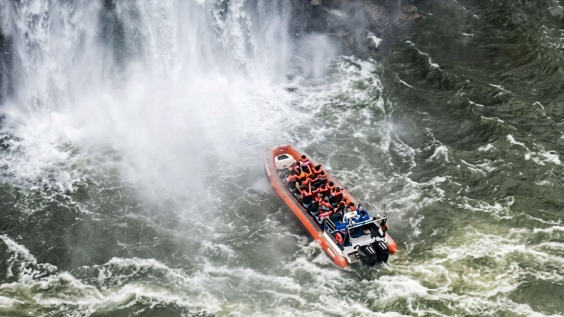 Barco do Macuco Safari tombou nas Cataratas do Iguaçu durante passeio de família holandesa. Imagem: Macuco Safari/Instagram/reprodução