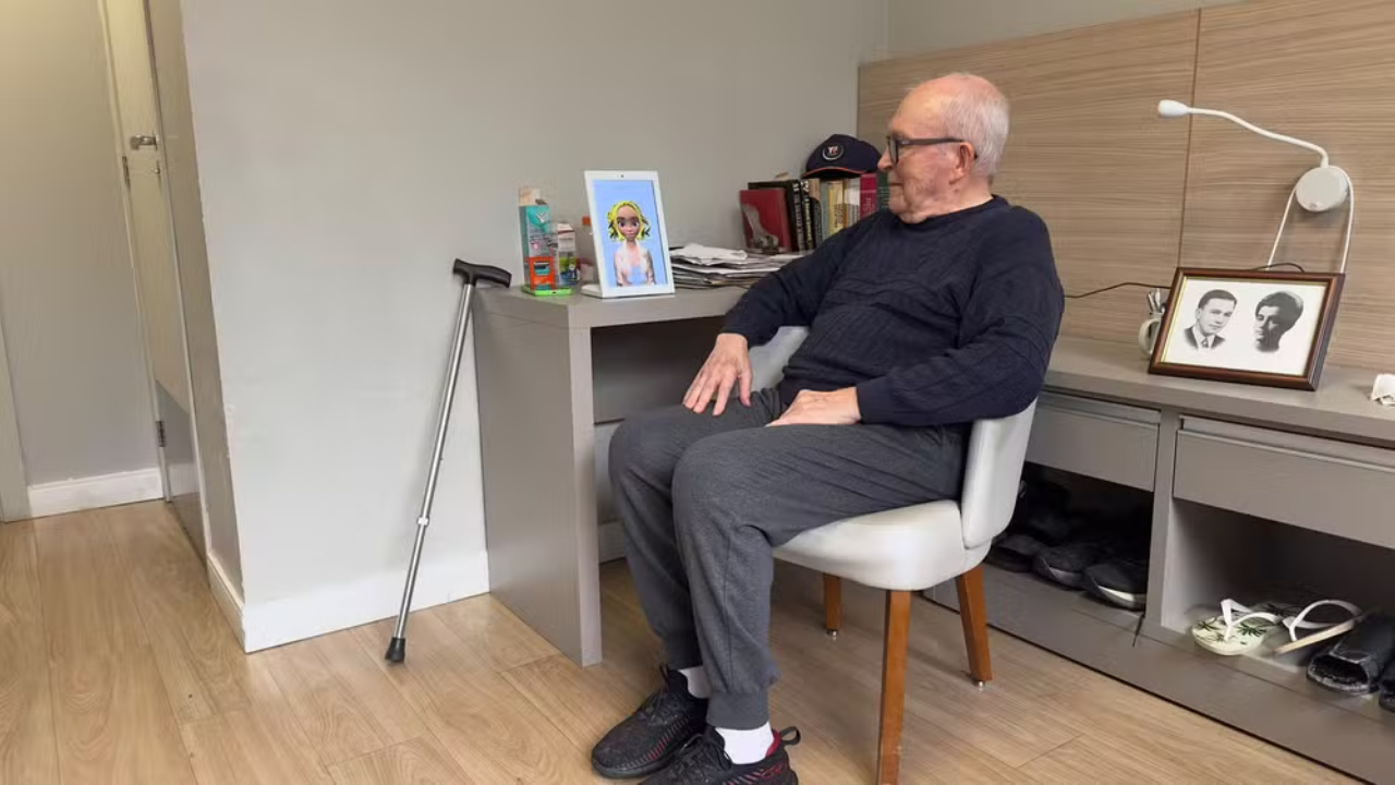 Created by Tesatad, the virtual assistant Anna functions like a grandchild for the elderly. The device monitors health data 24/7 and sends alerts to doctors and family members.
