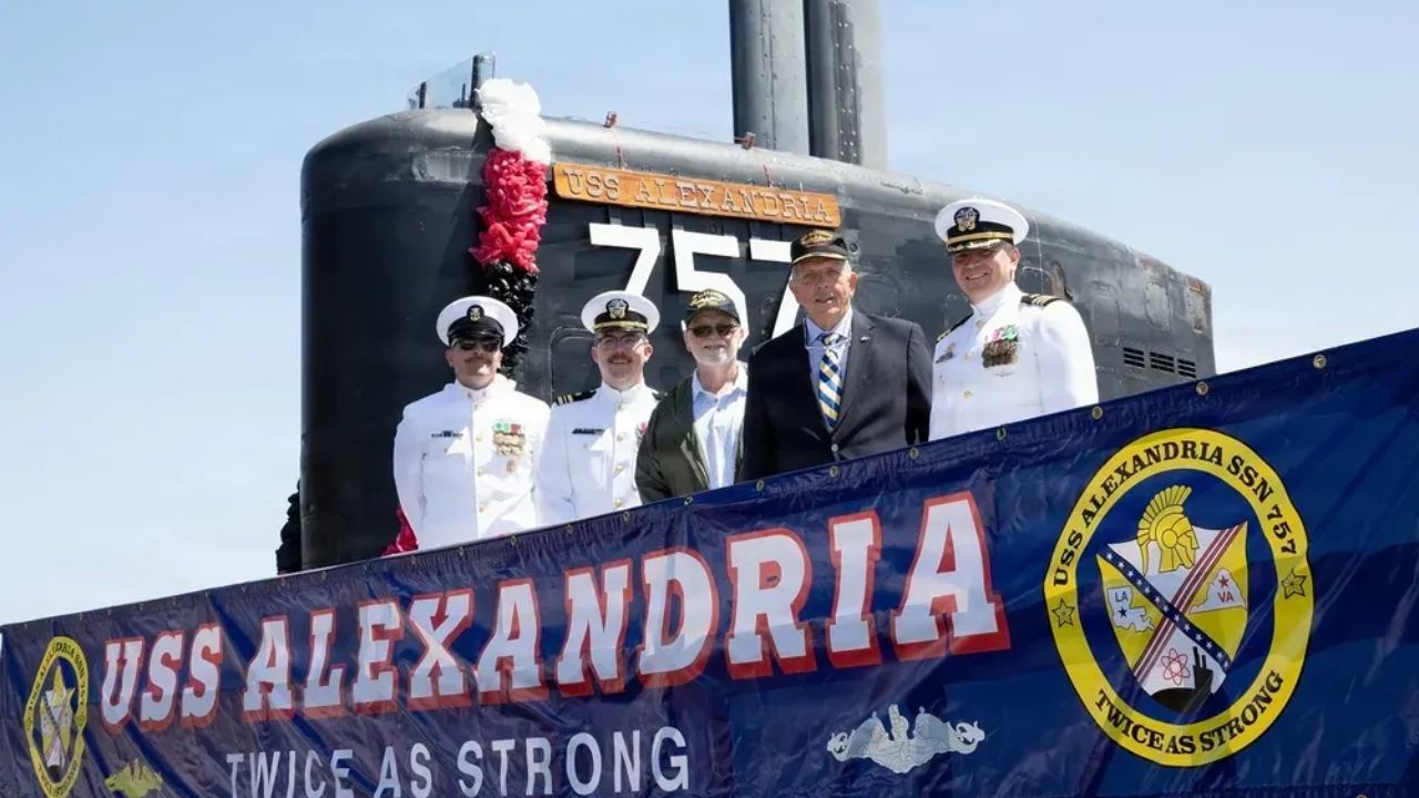 USS Alexandria encerra 35 anos de operações após 14 desdobramentos, missões no Ártico, Oriente Médio e Indo-Pacífico.