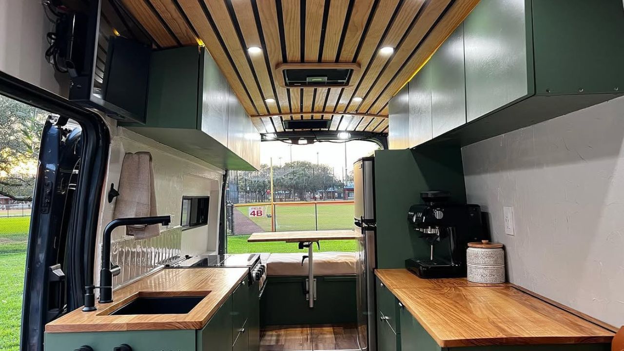 Casal investiu R$ 429 mil para transformar uma van da Amazon em casa móvel após tornar autossuficiente sua loja de bubble tea na Flórida.