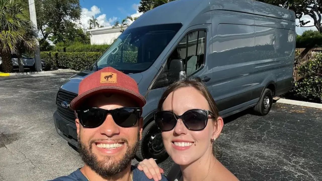 Casal investiu R$ 429 mil para transformar uma van da Amazon em casa móvel após tornar autossuficiente sua loja de bubble tea na Flórida.
