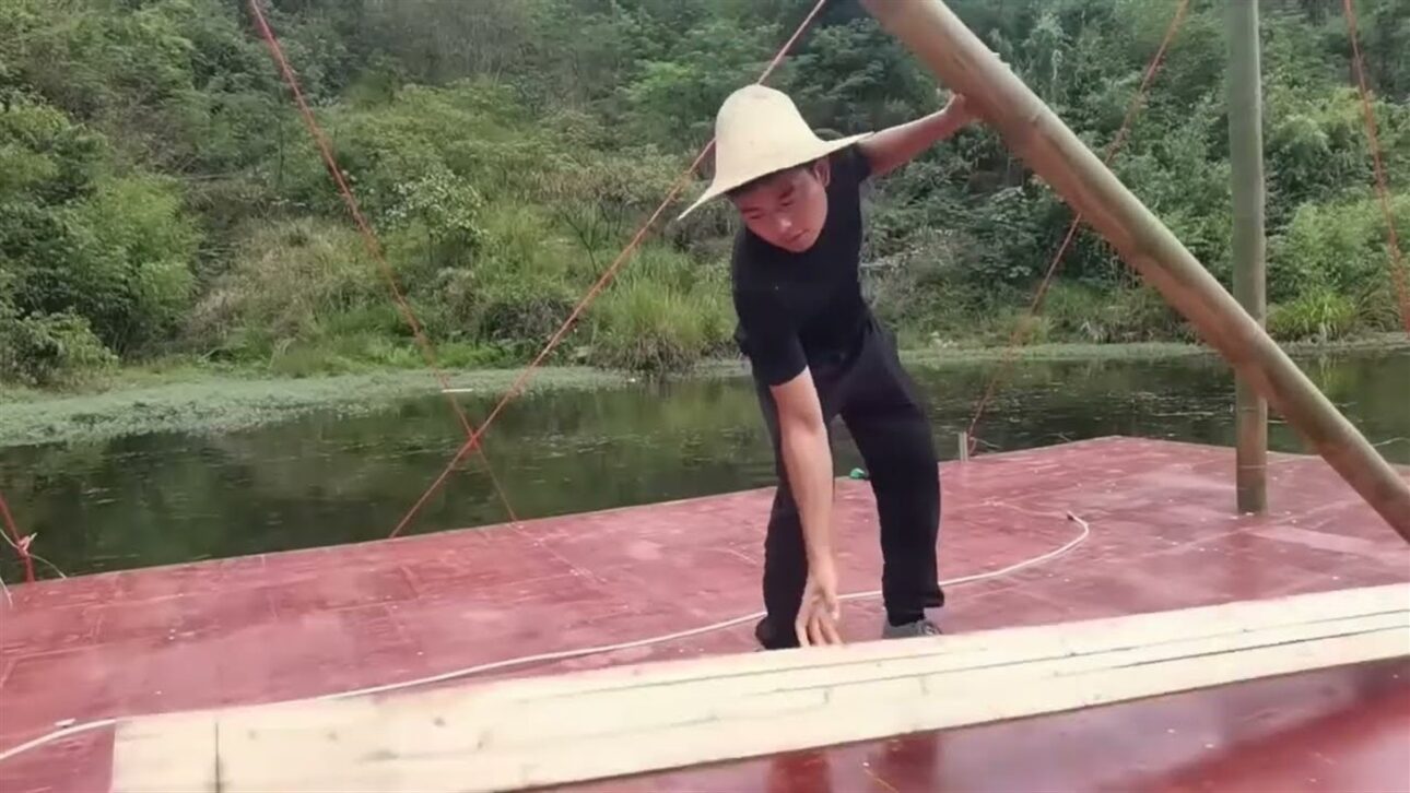 Homem constrói sozinho uma vila de luxo moderna do zero, à mão e sem nenhuma planta, do alicerce ao acabamento, num vídeo imersivo de autoconstrução; veja