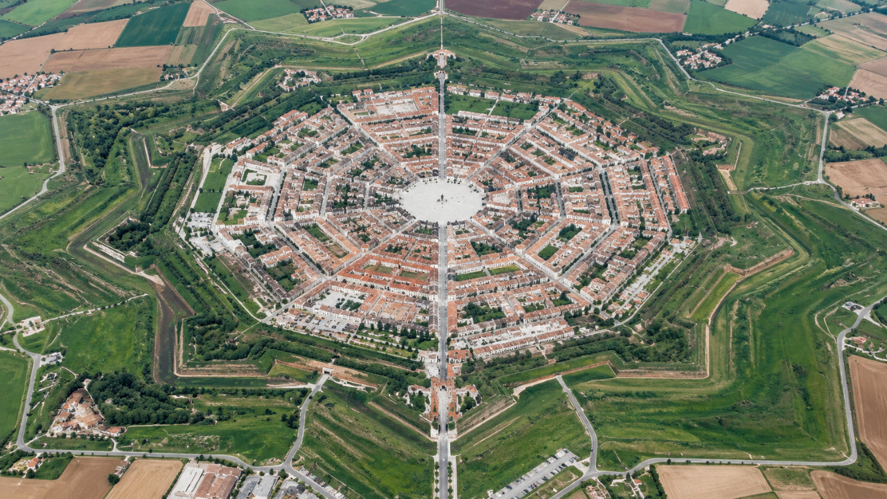 Descubra a fascinante história e a arquitetura militar de Palmanova, a famosa cidade fortificada italiana que possui o formato exato de uma estrela.