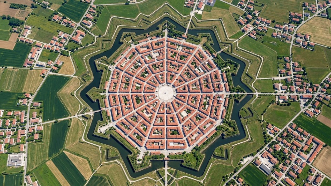 Descubra a fascinante história e a arquitetura militar de Palmanova, a famosa cidade fortificada italiana que possui o formato exato de uma estrela.