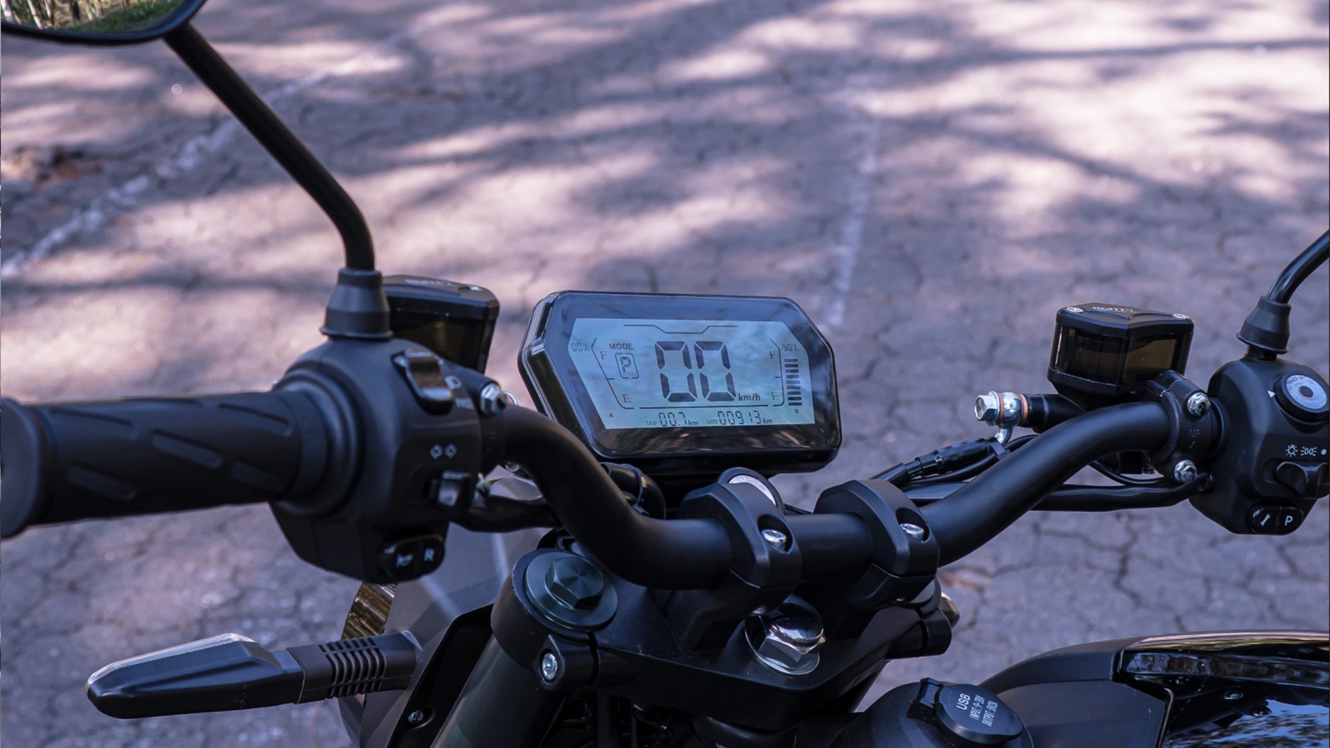 A moto elétrica Watts W125 roda até 160 km com duas baterias, chega a 90 km/h, recarrega na tomada comum e custa a partir de R$ 15.992.