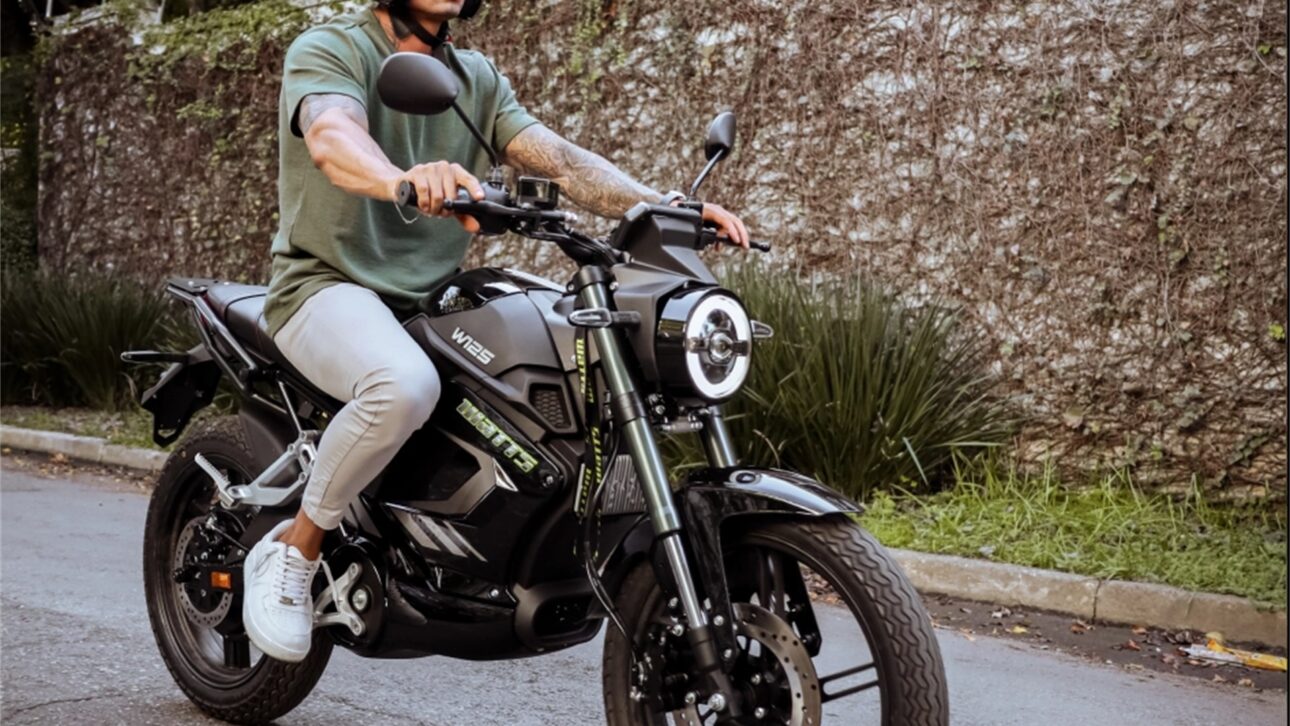 Detalhe da bateria de lítio removível da Watts W125, que é bivolt e vai direto na tomada comum. (Foto: Reprodução/Revista Moto)