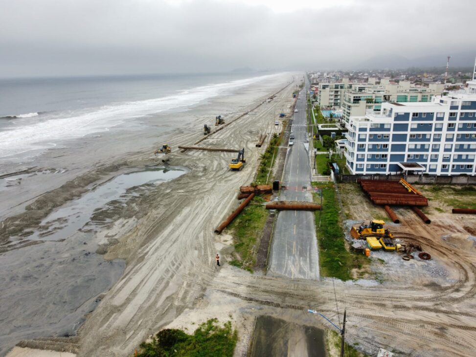 Obras da engorda da orla da praia de Matinhos, Paraná - O investimento é de quase R$ 315 milhões em um trecho de pouco mais de 6 km de extensão (da praia de Caiobá até o balneário Flórida)