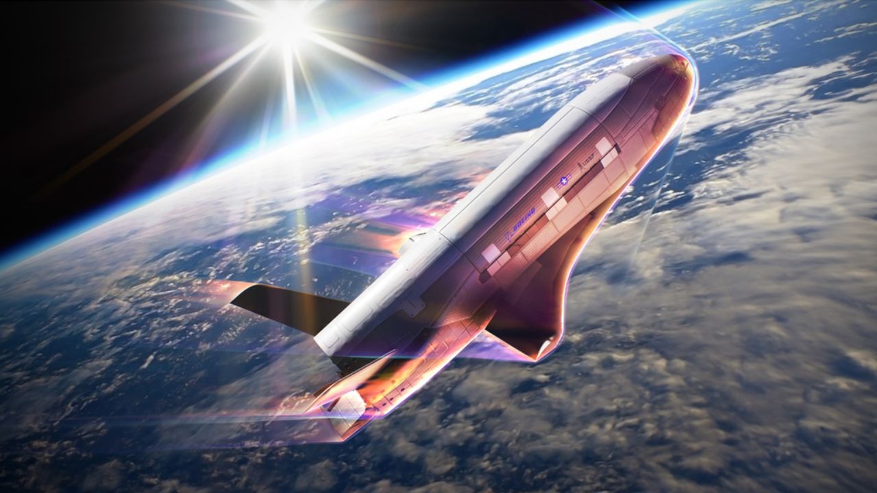 O X-37B é uma espaçonave reutilizável da Força Espacial dos Estados Unidos capaz de permanecer anos em órbita, realizar manobras e pousar como um avião.
