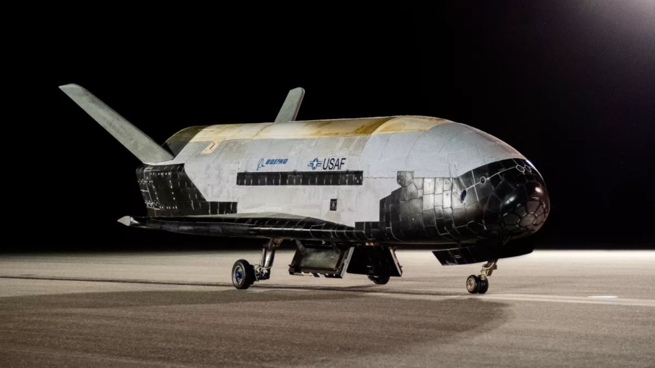 O X-37B é uma espaçonave reutilizável da Força Espacial dos Estados Unidos capaz de permanecer anos em órbita, realizar manobras e pousar como um avião.