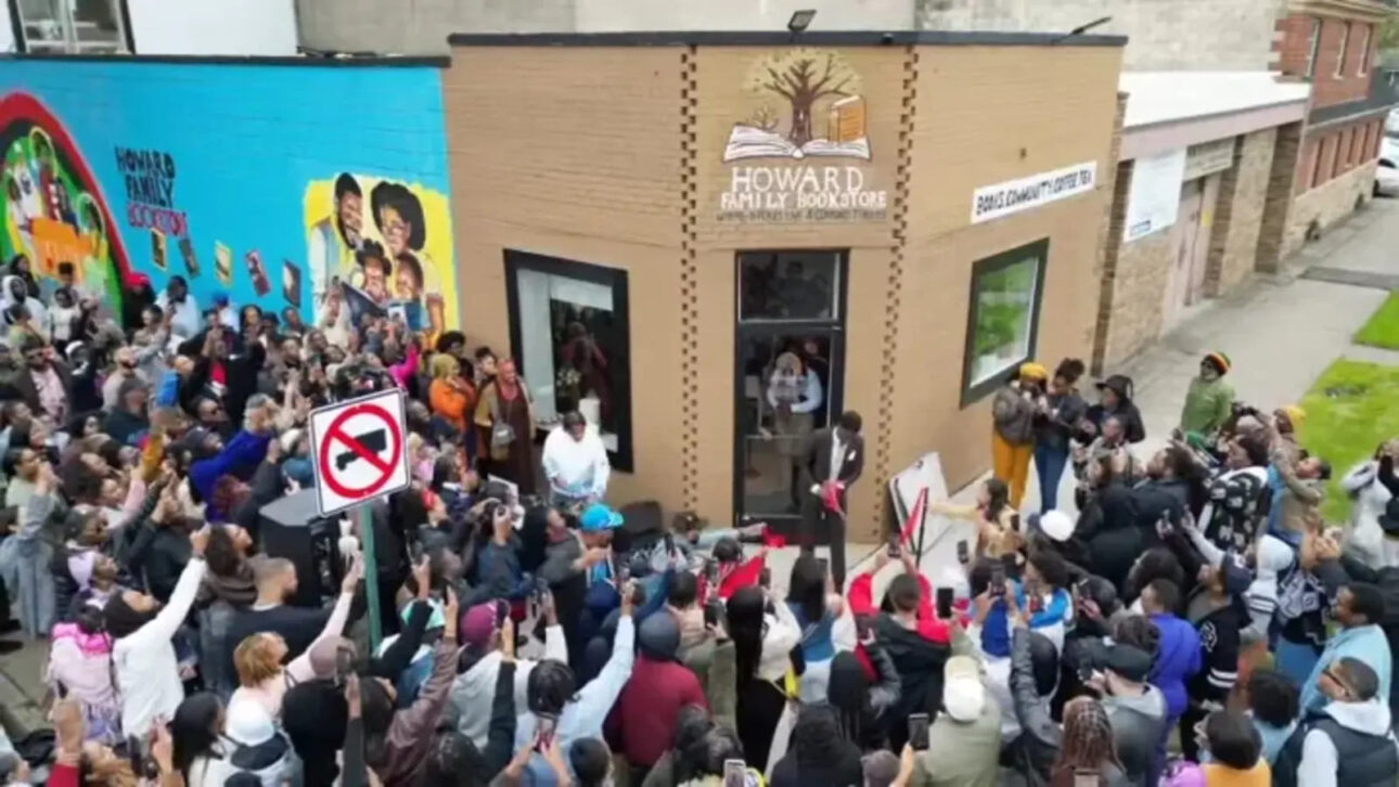Ele passava todos os dias por um prédio abandonado em Detroit, comprou o imóvel em 2024 e agora transformou o local esquecido em uma livraria que reuniu 400 pessoas na inauguração