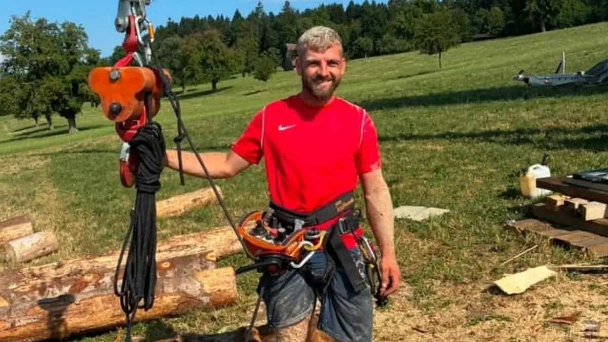 Michael Häfliger durante os trabalhos de preparação da grande torre de madeira construída em Eich, na Suíça. Crédito: zvg/Zentralplus