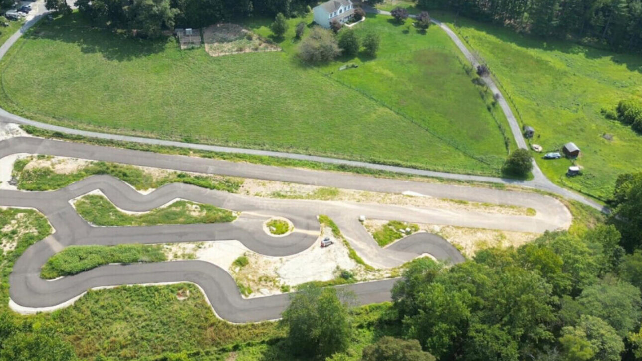 Morador constrói pista de kart de US$ 100 mil no quintal, em Maryland, para o filho treinar, mas vizinhos se revoltam e pedem demolição