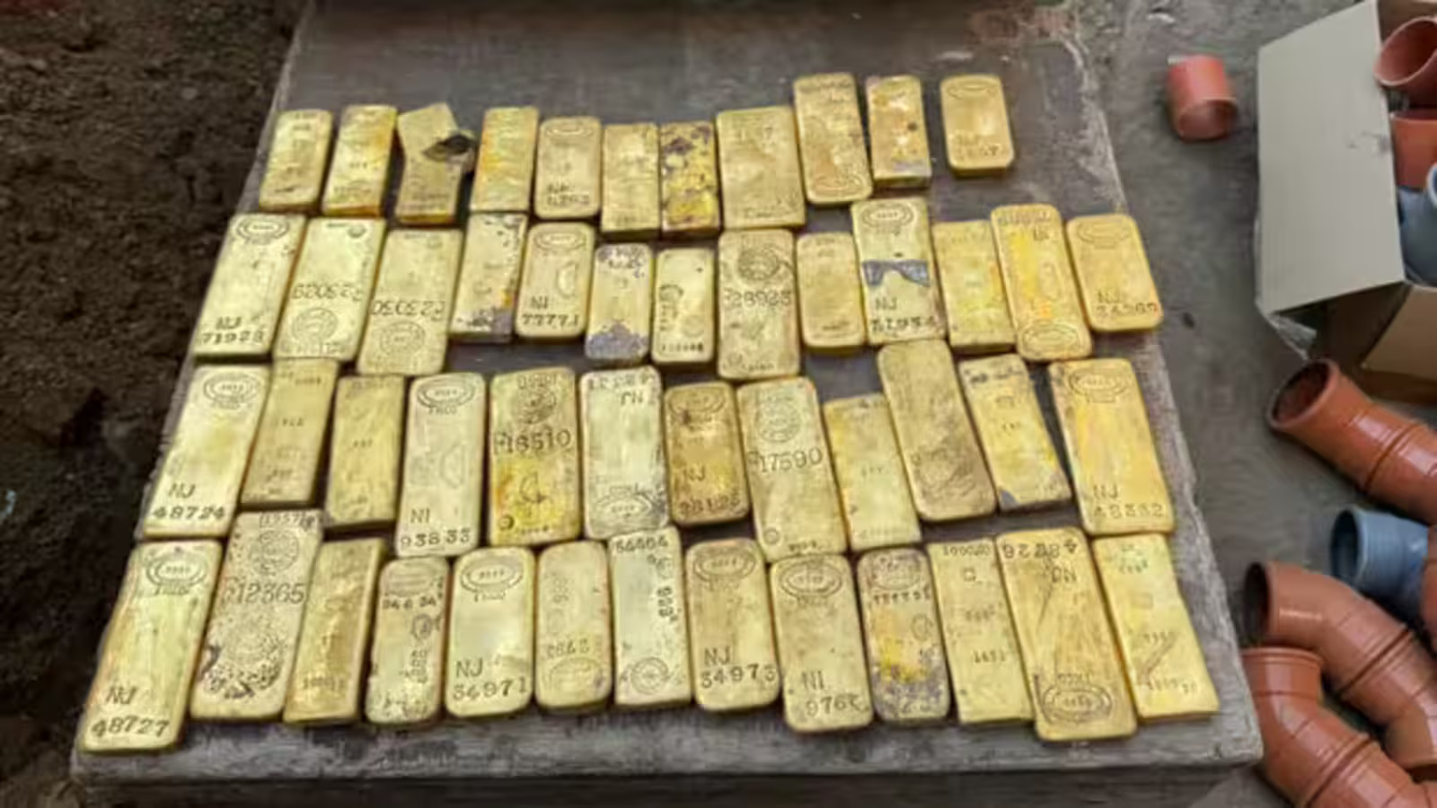 Operários quebravam o piso de uma casa na Bélgica para instalar canos de esgoto quando encontraram barras, moedas e uma pepita de ouro escondidas no porão; tesouro foi avaliado em € 9 milhões, cerca de R$ 54,3 milhões