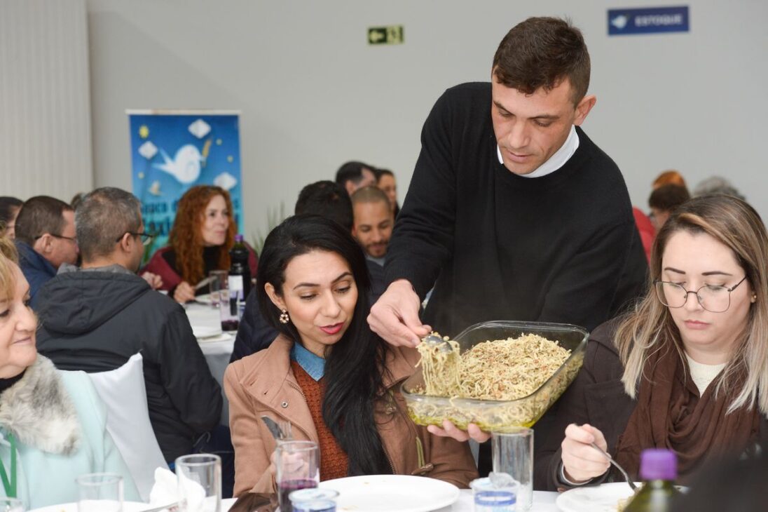 Formando do curso profissionalizante de garçom serve o almoço aos convidados durante a cerimônia realizada no Banco de Alimentos de Caxias do Sul, em junho de 2023. Crédito: Daniela Xu / Prefeitura de Caxias do Sul.