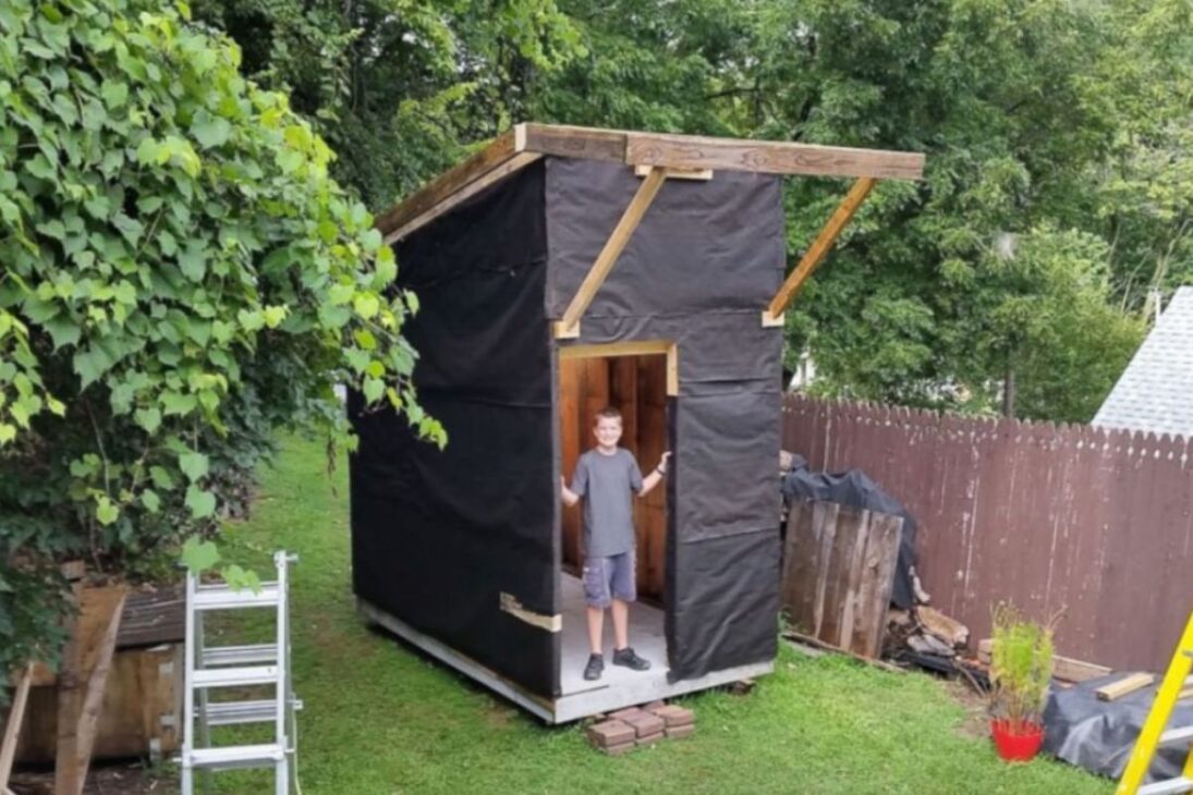 Aos 13 anos, Luke Thill juntou cerca de R$ 8 mil e construiu uma minicasa de 8 m² com 75% de materiais reaproveitados, TV, micro-ondas e cama no mezanino.