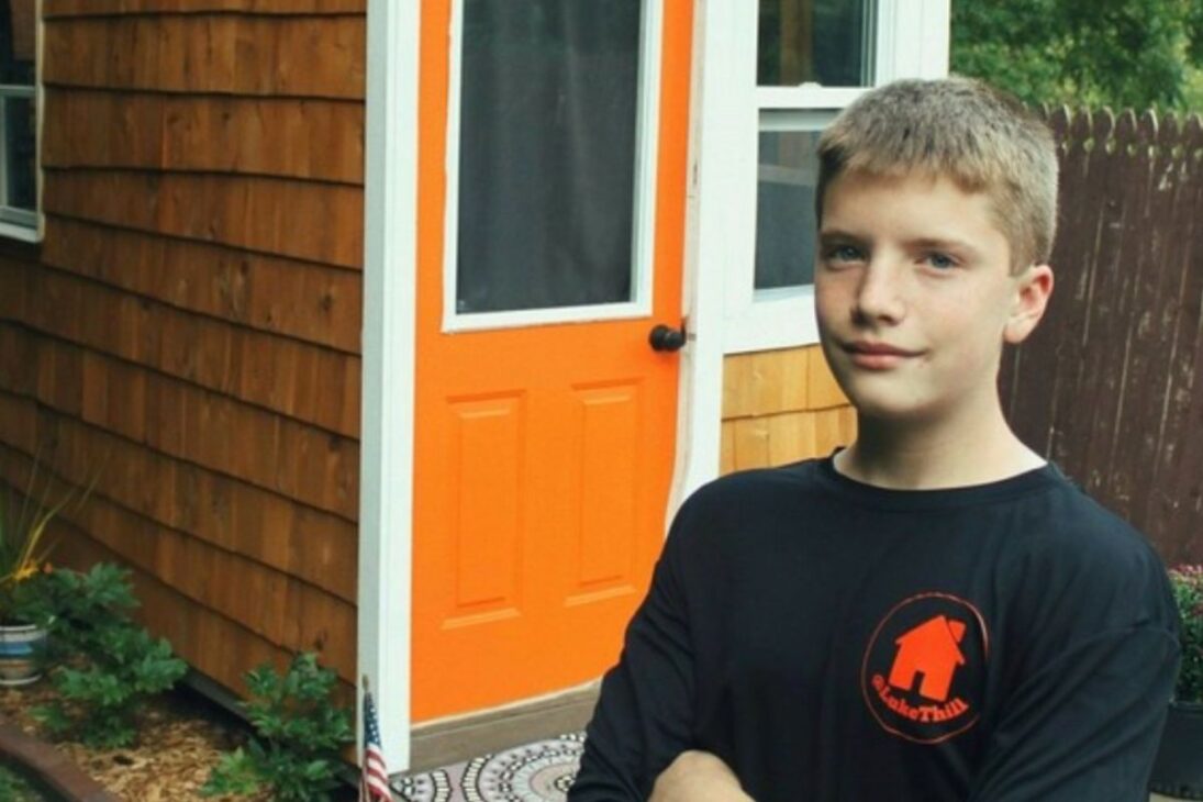 Aos 13 anos, Luke Thill juntou cerca de R$ 8 mil e construiu uma minicasa de 8 m² com 75% de materiais reaproveitados, TV, micro-ondas e cama no mezanino.